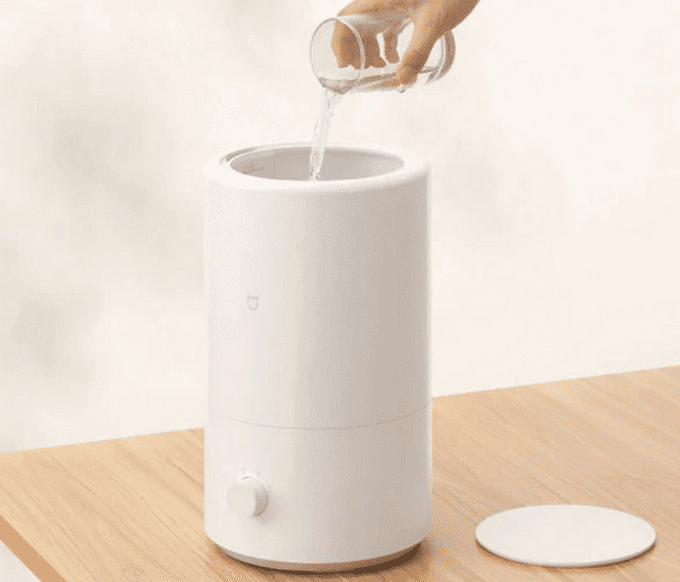 Процесс заливки воды в резервуар увлажнителя воздуха Xiaomi Mijia Smart Humidifier