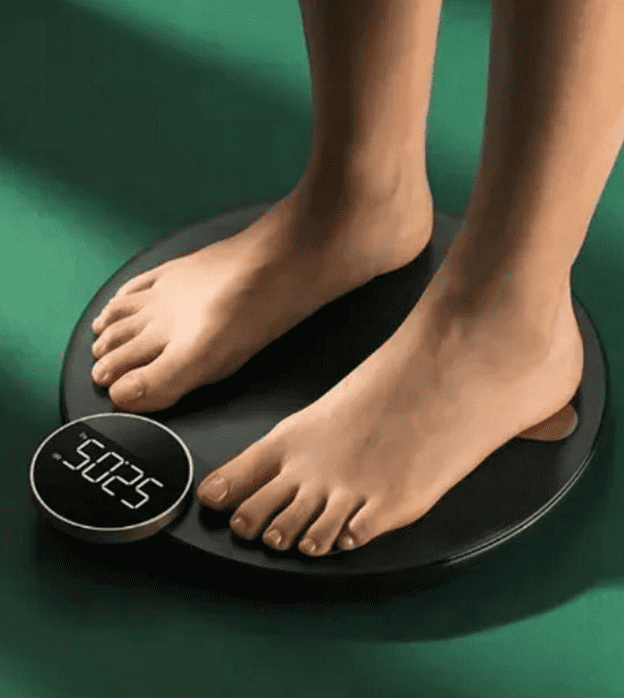 Процесс взвешивания на умных весах Haylou Smart Body Fat Scale HS01