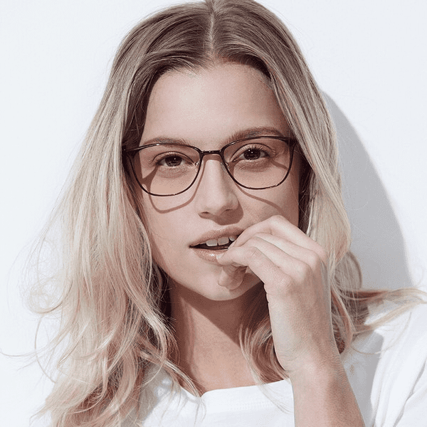 Девушка в компьютерных очках TS Turok Steinhardt Anti-Blu-Ray Glasses Woman